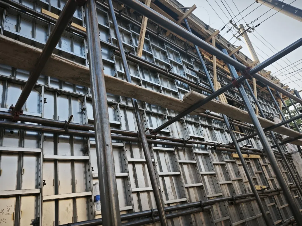 金博利达剪力墙模板｜稀土合金黑科技，重新定义高效清水施工